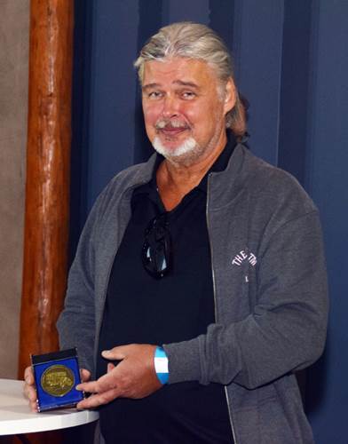 Kuva, joka sis�lt�� kohteen henkil�, sis�, sein�

Kuvaus luotu automaattisesti