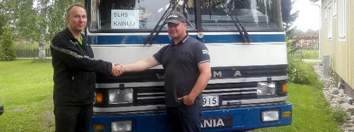 Kuva, joka sis�lt�� kohteen teksti, henkil�, mies, ulko

Kuvaus luotu automaattisesti